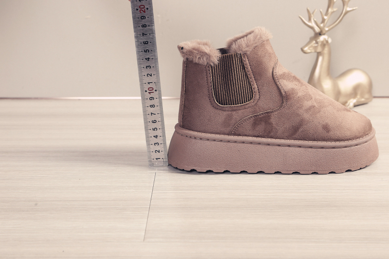Női téli csizma – meleg Slip-On, felső része velúr, PU talp, középső szár 9,5 cm, kerek orr, belső bélés műszőrmés