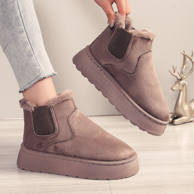 Női téli csizma – meleg Slip-On, felső része velúr, PU talp, középső szár 9,5 cm, kerek orr, belső bélés műszőrmés