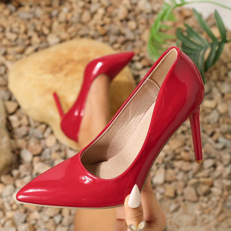 Visoke štikle: šiljasti vrh, patent koža, stiletto peta, niski gornji dio, gumena podstava