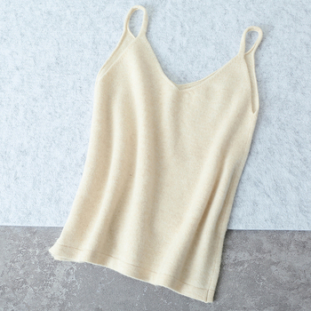 Vlnený pletený top s halterom na chrbte a V-krkom – štíhla línia, pravidelná dĺžka (50–65 cm), jeseň-zima 2025