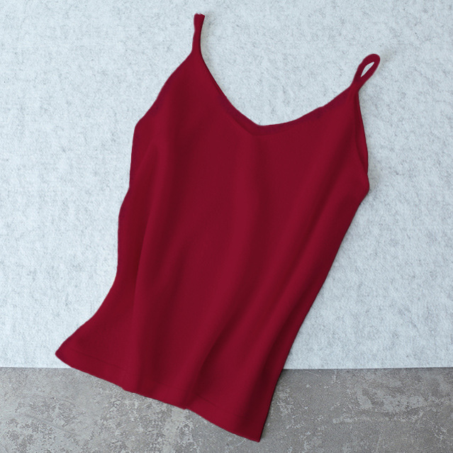 Vlnený pletený top s halterom na chrbte a V-krkom – štíhla línia, pravidelná dĺžka (50–65 cm), jeseň-zima 2025