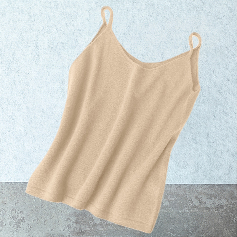 Вълнен плетен потник с халтер на гърба и V-образно деколте – тънък силует, редовна дължина (50-65 см), есенно-зимна колекция 2025