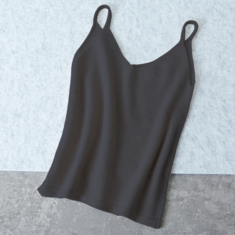 Вълнен плетен потник с халтер на гърба и V-образно деколте – тънък силует, редовна дължина (50-65 см), есенно-зимна колекция 2025