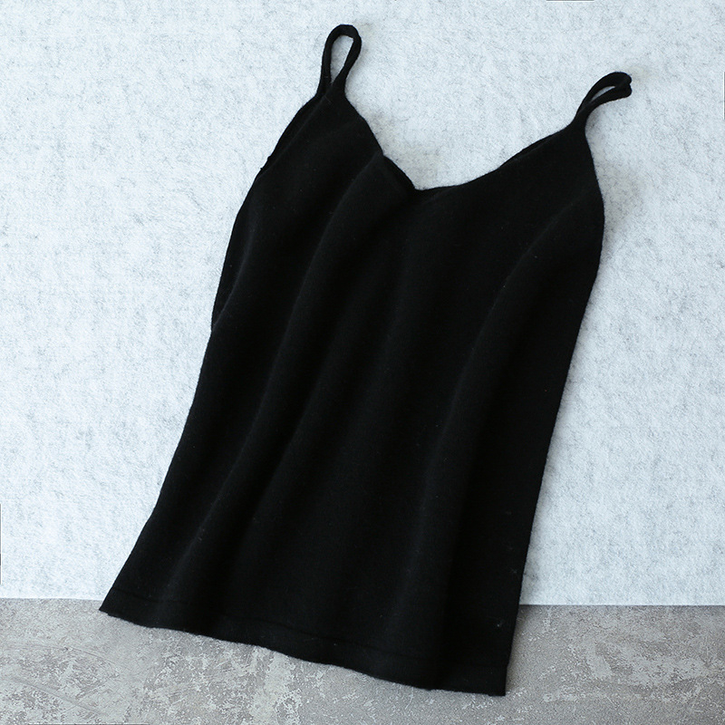 Vlnený pletený top s halterom na chrbte a V-krkom – štíhla línia, pravidelná dĺžka (50–65 cm), jeseň-zima 2025