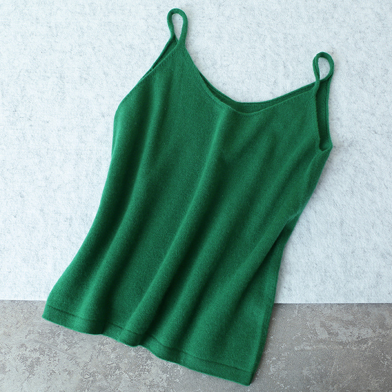 Vlnený pletený top s halterom na chrbte a V-krkom – štíhla línia, pravidelná dĺžka (50–65 cm), jeseň-zima 2025