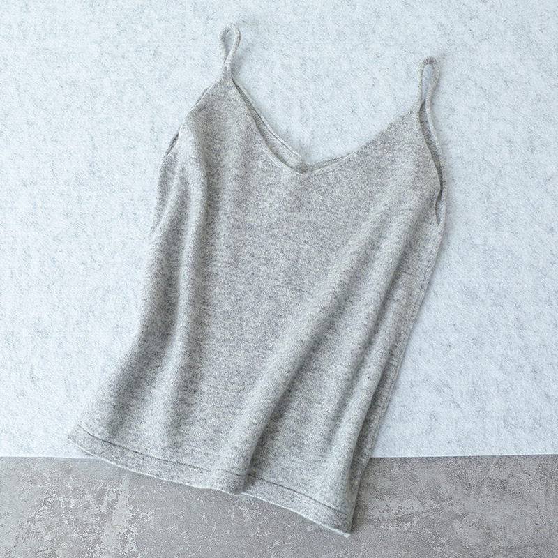 Vlnený pletený top s halterom na chrbte a V-krkom – štíhla línia, pravidelná dĺžka (50–65 cm), jeseň-zima 2025
