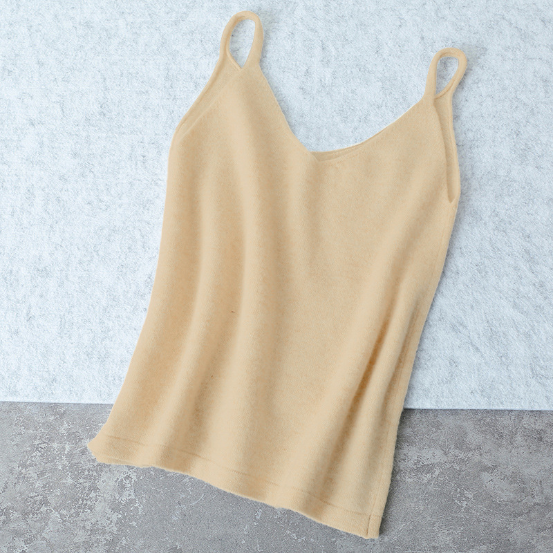 Vlnený pletený top s halterom na chrbte a V-krkom – štíhla línia, pravidelná dĺžka (50–65 cm), jeseň-zima 2025