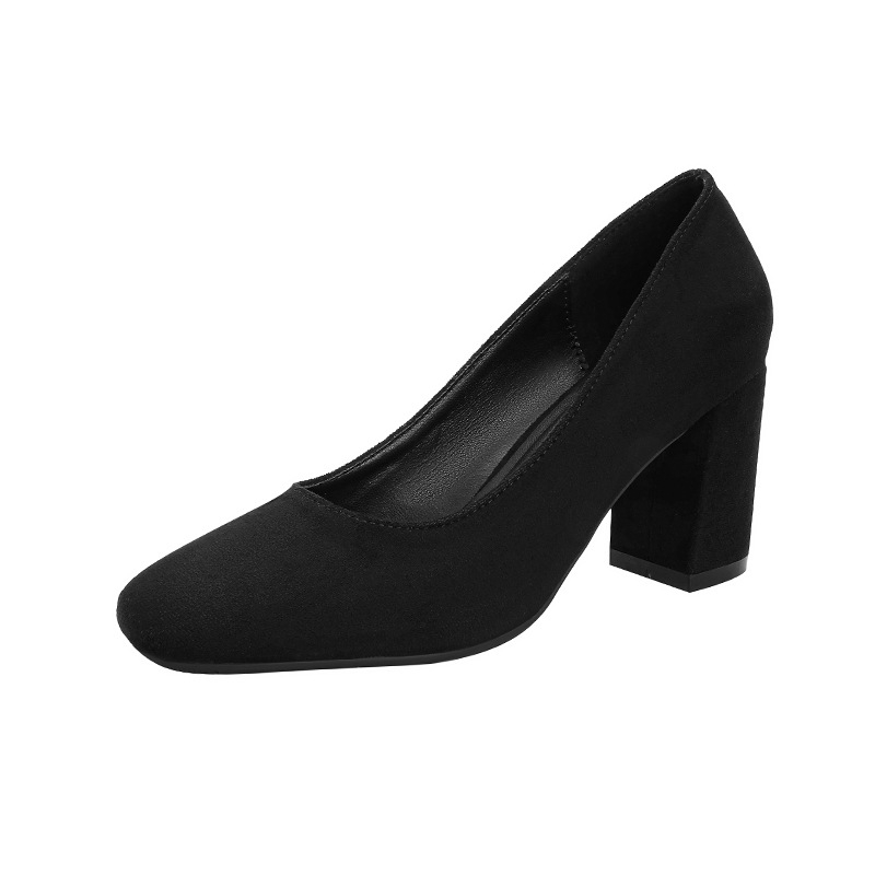 Női magas sarkú cipő, négyzetes orrú, velúr felsőrész, vastag 6–8 cm sarok, gumi talp