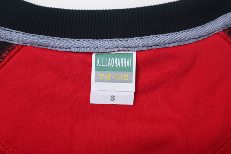 Medvilninis džemperis su apvaliu kaklu, ilgomis rankovėmis, laisvas kirpimas, logotipo atspaudas