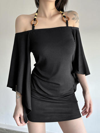 Top s jednim ramom, ukrašen perlicama i vezom halter, zvonasti rukavi, pleteni top, uski struk (dužina 50–65 cm)
