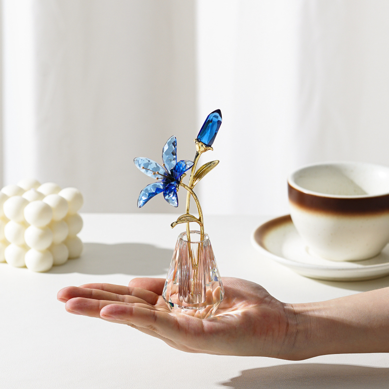 Rózsakvarc kristályklaszter, modern minimalist stílusban, ajándékdobozos csomagolásban, ideális esküvők, születésnapok, új otthonok és diplomaosztók számára