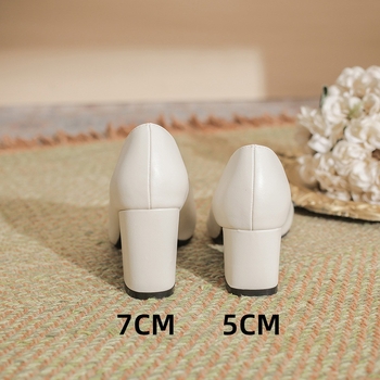 Női magassarkú cipő négyszögletes orral, vastag sarka 6-8 cm, felső anyag: Super Fiber