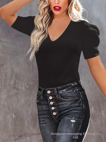 Kootud V-kaelusega lühikeste varrukatega top — slim fit, viskooskiududest kudum, pikkus 40–50 cm