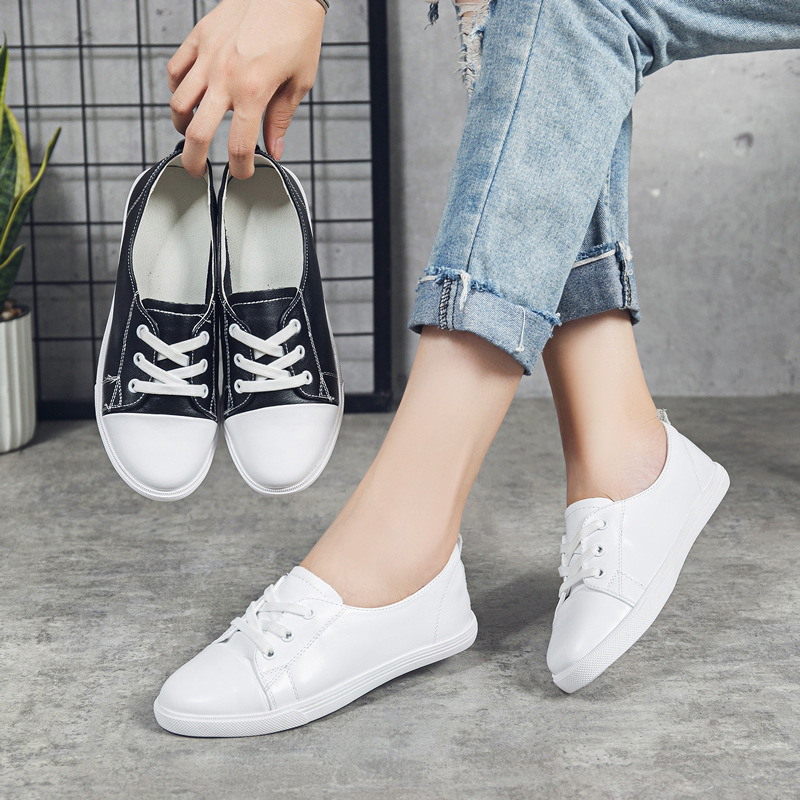 Női valódi bőrből készült tornacipő, alacsony felsőrésszel, rugalmas slip-on zárás, latex talpbetét, gumírozott talp