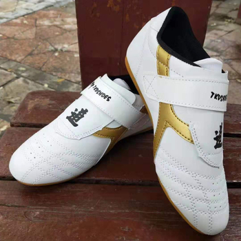 Таекуондо обувки – дишащи, износоустойчиви, нехлъзгаща се подметка от телешко сухожилие; имитационна кожена горна част; полиестрова тъкан.