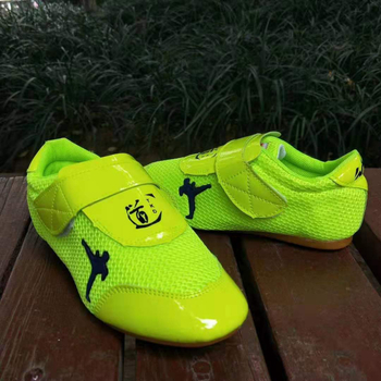 Таекуондо обувки – дишащи, износоустойчиви, нехлъзгаща се подметка от телешко сухожилие; имитационна кожена горна част; полиестрова тъкан.