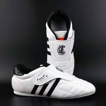 Таекуондо обувки – дишащи, износоустойчиви, нехлъзгаща се подметка от телешко сухожилие; имитационна кожена горна част; полиестрова тъкан.