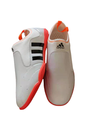 Таекуондо обувки – дишащи, износоустойчиви, нехлъзгаща се подметка от телешко сухожилие; имитационна кожена горна част; полиестрова тъкан.