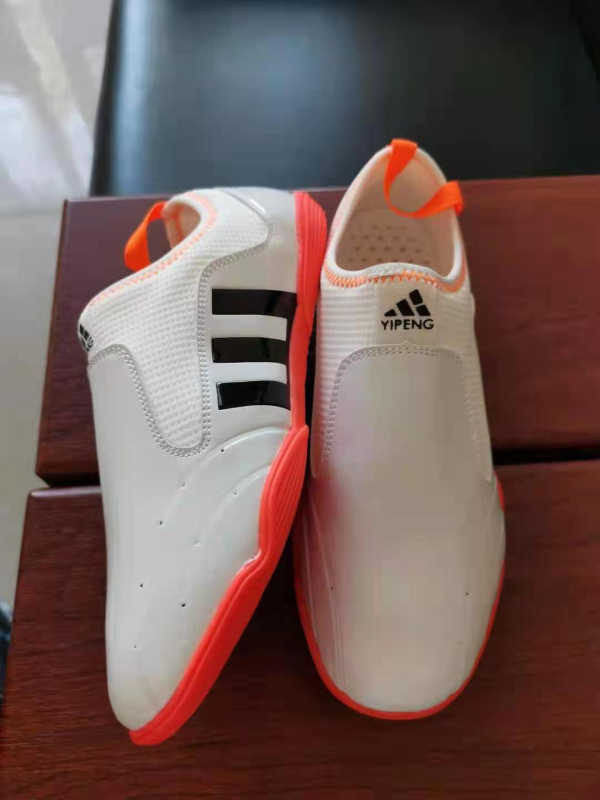 Таекуондо обувки – дишащи, износоустойчиви, нехлъзгаща се подметка от телешко сухожилие; имитационна кожена горна част; полиестрова тъкан.