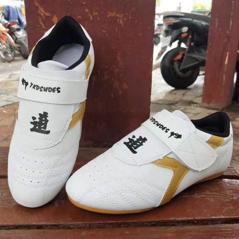 Таекуондо обувки – дишащи, износоустойчиви, нехлъзгаща се подметка от телешко сухожилие; имитационна кожена горна част; полиестрова тъкан.