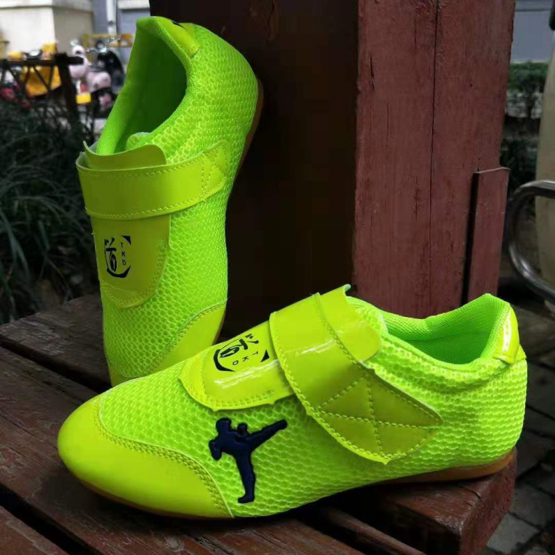 Таекуондо обувки – дишащи, износоустойчиви, нехлъзгаща се подметка от телешко сухожилие; имитационна кожена горна част; полиестрова тъкан.