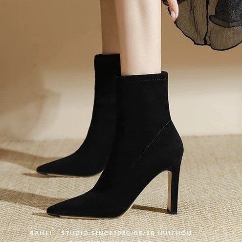 Женски ботуши до средния прасец с остър нос, без връзки, висок ток 6–8 см, изкуствен PU