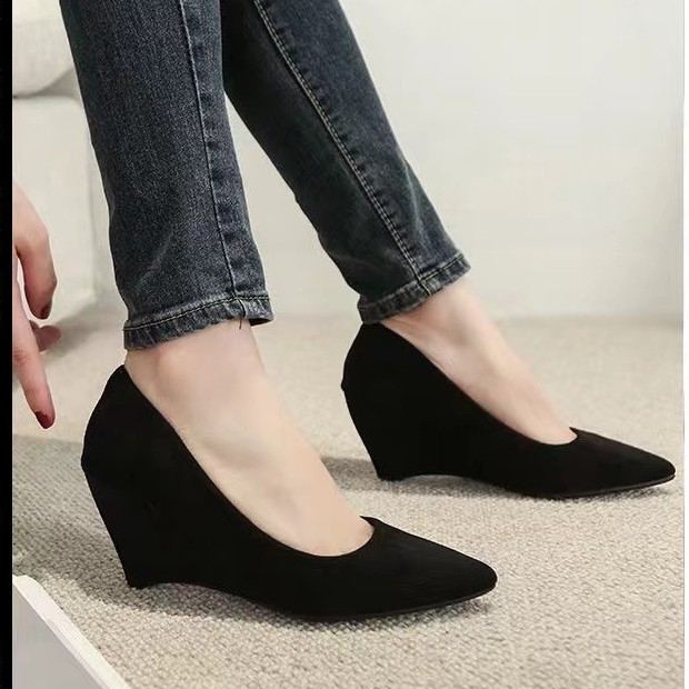 Női platformos cipő, hegyes orrú, velúr felsőrész, középmagasú sarok 6–8 cm, lélegző és elegáns mindennapi viselet
