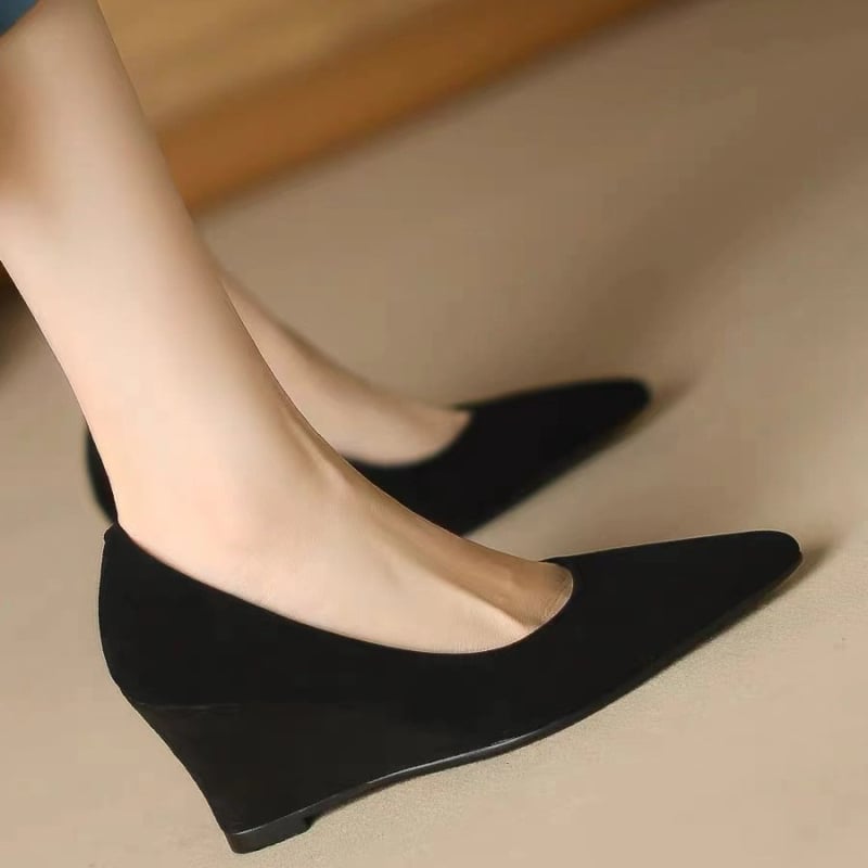 Női platformos cipő, hegyes orrú, velúr felsőrész, középmagasú sarok 6–8 cm, lélegző és elegáns mindennapi viselet