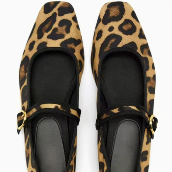 Női Mary Jane lapos talpú cipő, négyszögletes orr, leopard minta, felsőrész: super fiber, talp: gumi, alacsony sarok 1-3 cm