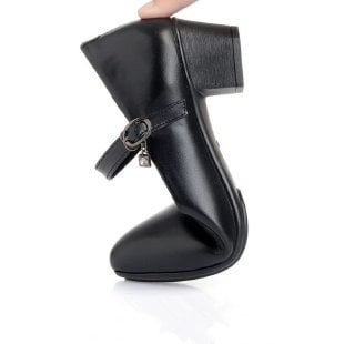 Női PU bőr cipő csattal, kerek orr, 6–8 cm-es sarok