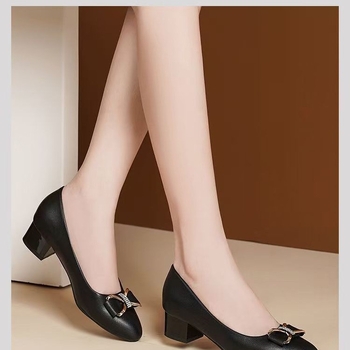 Dámske topánky s hrubým podpätkom; vrchný materiál: Super Fiber; špičatý nos; stredný podpätok 3–5 cm; zapínanie na obúvanie