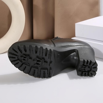 Γυναικείο σανδάλι με μία λουρίδα — επάνω μέρος από δέρμα κορυφαίας ποιότητας, χαμηλό κλινοειδές τακούνι, σόλα από αφρό καουτσούκ