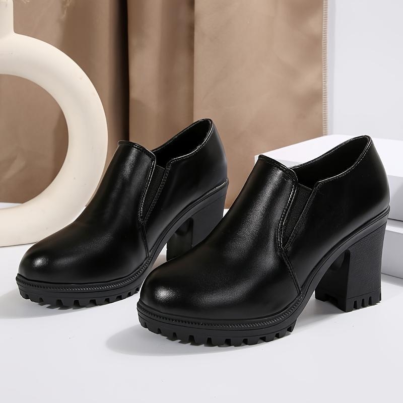 Γυναικείο σανδάλι με μία λουρίδα — επάνω μέρος από δέρμα κορυφαίας ποιότητας, χαμηλό κλινοειδές τακούνι, σόλα από αφρό καουτσούκ