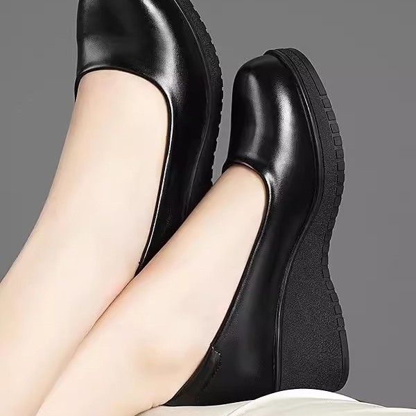 Ženske cipele s debelim potplatom, gornji dio od umjetne kože, visina peta 3-5 cm, potplata gumena, unutarnja PU