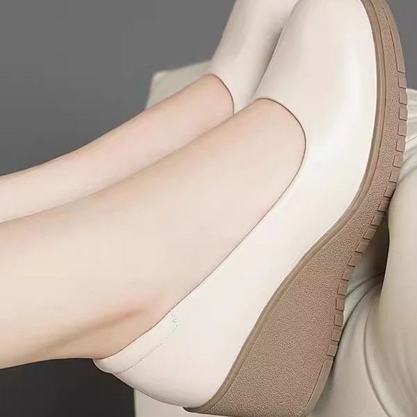 Ženske cipele s debelim potplatom, gornji dio od umjetne kože, visina peta 3-5 cm, potplata gumena, unutarnja PU