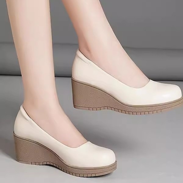 Ženske cipele s debelim potplatom, gornji dio od umjetne kože, visina peta 3-5 cm, potplata gumena, unutarnja PU