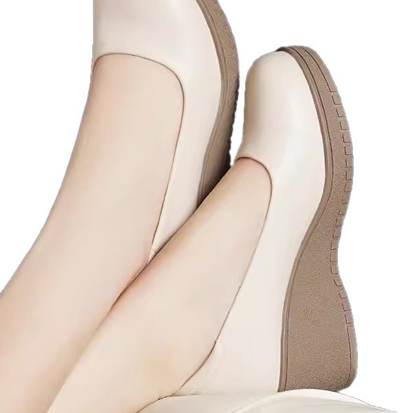 Ženske cipele s debelim potplatom, gornji dio od umjetne kože, visina peta 3-5 cm, potplata gumena, unutarnja PU