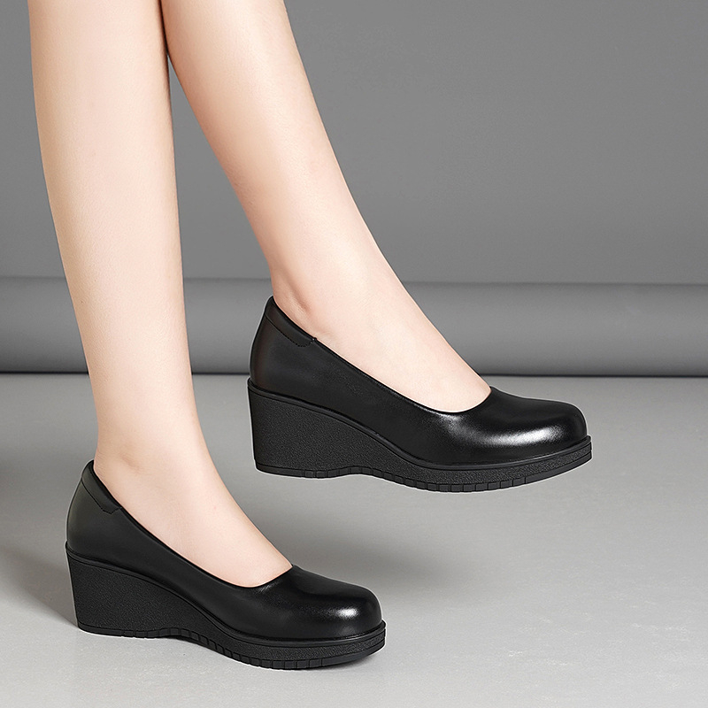 Ženske cipele s debelim potplatom, gornji dio od umjetne kože, visina peta 3-5 cm, potplata gumena, unutarnja PU