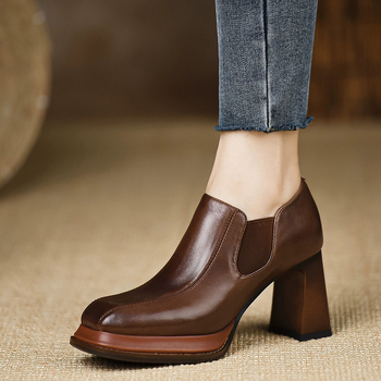 Visoke potpetice s debelom platforme i kvadratnim vrhom — PU gornji dio, gumeni potplat, visina potpetice 6–8 cm, proljeće 2025 izlazak