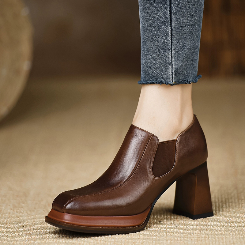 Visoke potpetice s debelom platforme i kvadratnim vrhom — PU gornji dio, gumeni potplat, visina potpetice 6–8 cm, proljeće 2025 izlazak