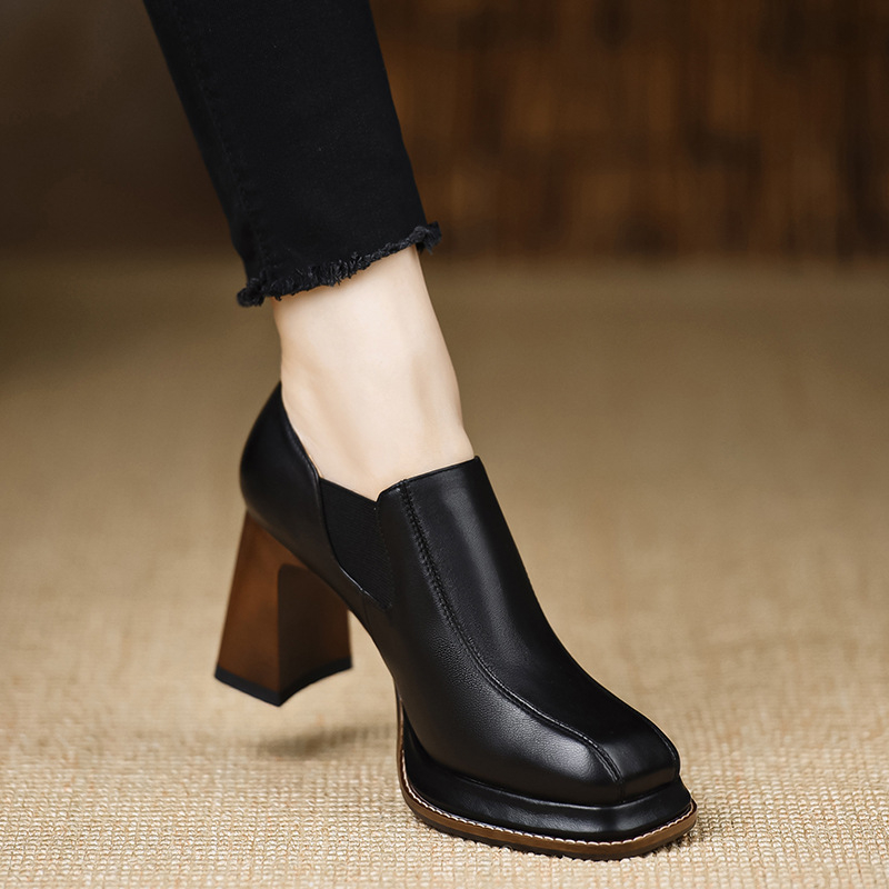 Visoke potpetice s debelom platforme i kvadratnim vrhom — PU gornji dio, gumeni potplat, visina potpetice 6–8 cm, proljeće 2025 izlazak