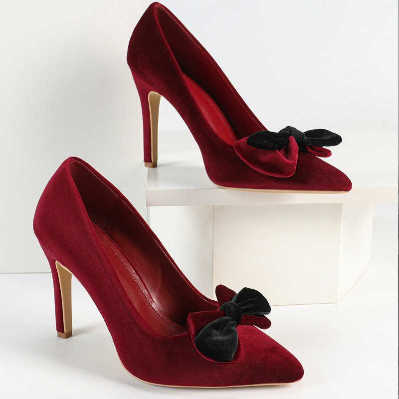 Visoke potpetice cipele s špicastim nosom, gornji dio od nubuka (semiš), izuzetno visok i tanak potpetica, ulošak od ovčje kože