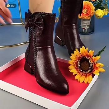 Női lovagcsizmák, kerek orrú, 6–8 cm vastag sarkú, magas cső, PU felsőrész színkombinációval, gumírozott talp, hátoldali cipzár, elöl kötőzárral