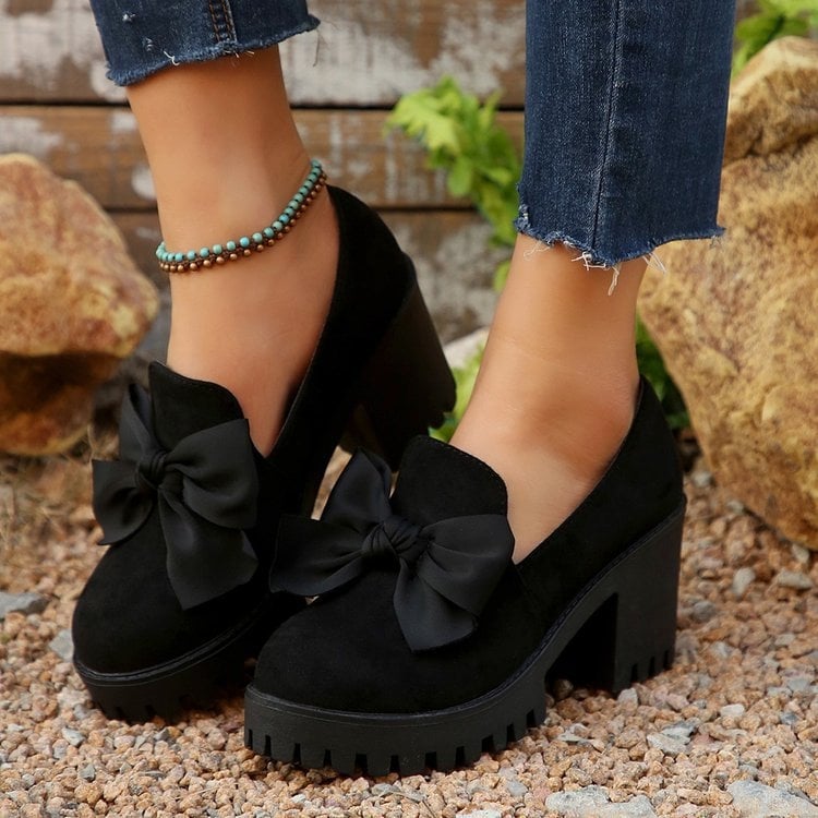 Női lapos cipő nyitott orrú, elasztikus felsőrész, csíkos mintázat, kitten sarok, slip-on