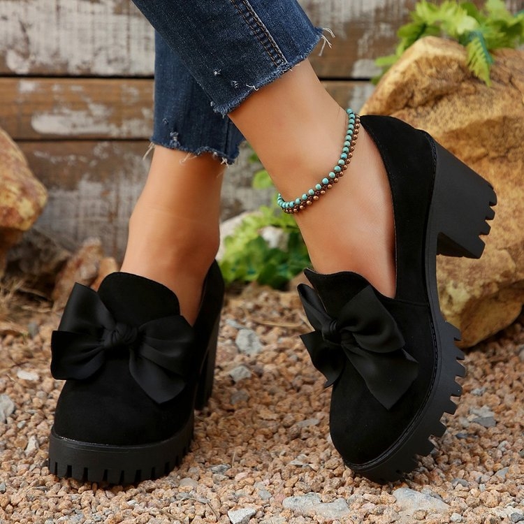 Női lapos cipő nyitott orrú, elasztikus felsőrész, csíkos mintázat, kitten sarok, slip-on