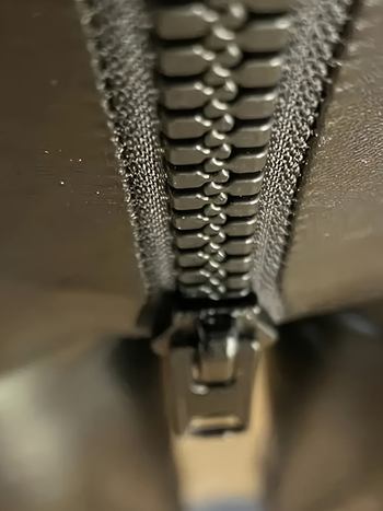 Lesklé PU kožené nohavice, tesný strih, vysoký pás, dlhé, zapínanie na gombíky, mierna elasticita