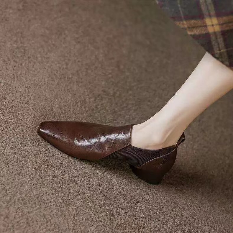 Női négyzetes orrú slip-on loaferek, mikro-szálas felsőrész, gumitalp, középmagas sarok 3-5 cm