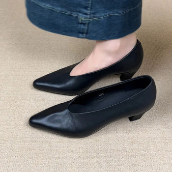 Női cipő hegyes orrú, alacsony felső rész, vastag sarok 3–6 cm, felső anyaga Super Fiber, gumírozott talp