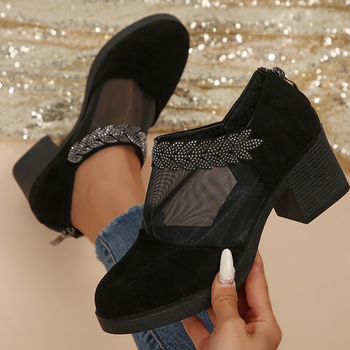 Női középtokos cipő, kerek orr, velúr felsőrész, hálós bélés, hátul cipzárral, 3-6 cm sarok