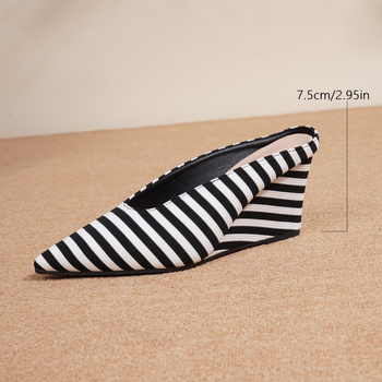 Csúcsos orrú wedge cipő nubuk felsőrész, 6–8 cm-es klín-tokkal, csíkos mintázat, TPR talp